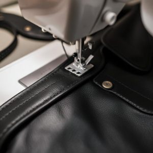 Dietro le quinte della produzione di giacche in pelle – Come nascono le giacche in vera pelle