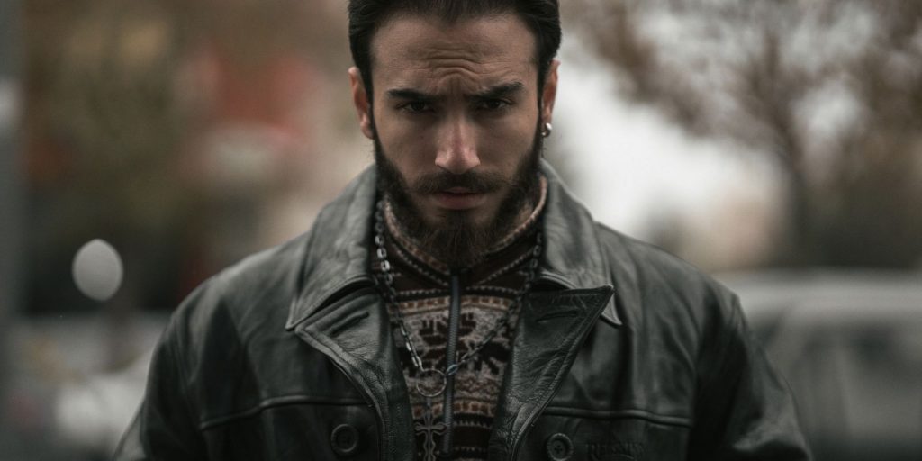 Un homme élégant portant un blouson en cuir classique, portrait éditorial Un homme élégant portant un blouson en cuir classique, portrait éditorial