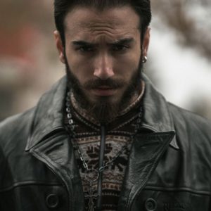 Buneri.fr | Introduction à la mode du cuir Un homme élégant portant un blouson en cuir classique, portrait éditorial