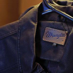Buneri.fr | Pourquoi acheter un blouson en cuir en été ? Blouson en cuir camel photographié sous une lumière estivale