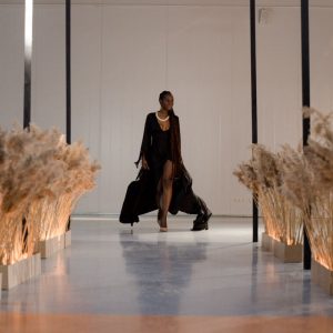 Buneri.fr | Les vestes en cuir de 1990 a 1999 Mannequin dans une silhouette minimaliste epuree defilant dans un decor calme