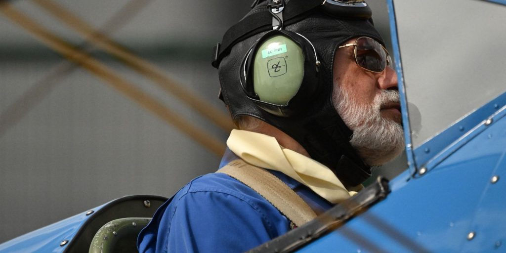 Portrait d'un aviateur en tenue de vol vintage se préparant au décollage
