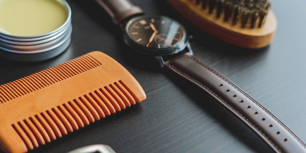 Gros plan sur une brosse d'entretien et des produits de nettoyage posés près du cuir